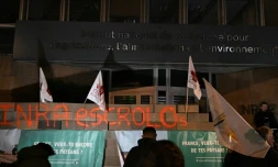 Des agriculteurs devant l'Inrae après avoir érigé un mur en parpaings devant l'institut, le 28 novembre 2024 à Paris