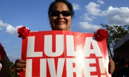 Selon une enquête d'opinion, 37% des électeurs voteraient à la présidentielle d'octobre au Brésil pour l'ancien président Lula, actuellement incarcéré et dont la candidature pourrait être invalidée