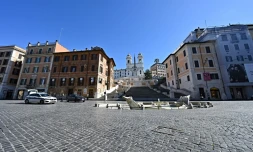 Une voiture de la police municipale patrouille sur la Place d'Espagne à Rome, le 15 mars 2021