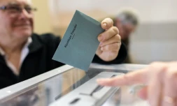 Un électeur vote pour le premier tour des élections régionales à Limonest près de Lyon, le 6 décembre 2015