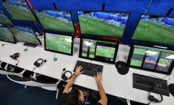 Ecrans de contrôle utilisés pour l'l'assistance vidéo à l'arbitrage (VAR), lors du Mondial en Russie le 9 juin 2018 à Moscou