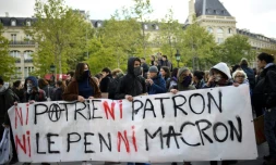 Des jeunes manifestent pour protester contre l'affiche du second tour de la présidentielle, le 27 avril 2017 à Paris