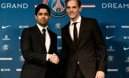 Thomas Tuchel serrant la main de son président Nasser Al-Khelaifi lors de sa présentation comme nouvel entraîneur du Paris SG le 20 mai 2018 à Paris