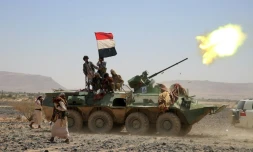 Des soldats des Comités de résistance populaire, fidèles au président du Yémen Abedrabbo Mansour Hadi, tirent à l'artillerie lourde depuis leur position au sud-ouest de la ville de Marib à l'est de la capitale Sanaa le 10 octobre 2015