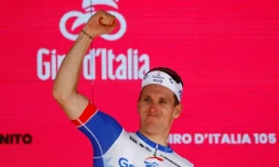Le coureur de la Groupama-FDJ Arnaud Démare  vainqueur de la 13e étape du Giro à Cuneo, dans le Piémont, le 20 mai 2022 