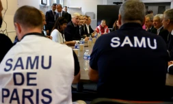 Le Premier ministre Michel Barnier rencontre des agents du Samu à l'hôpital Necker, le 7 septembre 2024 à Paris 