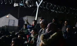 Migrants et réfugiés attendent l'ouverture de la frontiÚre de la Macédoine, le 28 février 2016 prÚs du village grec d'Idomeni