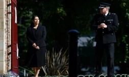 La ministre de l'Intérieur britannique Priti Patel (g) et le chef de la police locale John Campbell, sont sur les lieux de l'attaque au couteau à Reading, le 21 juin 2020