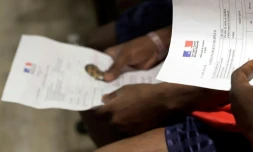 Un migrant avec en main un Laissez-Passer Européen à l'aéroport Roissy-Charles de Gaulle, près de Paris, le 5 juillet 2018
