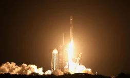 Une fusée Falcon 9 de SpaceX, transportant les robots Blue Ghost de Firefly Aerospace et Resilience d'ispace, décolle du Centre spatial Kennedy à Cap Canaveral, en Floride, le 15 janvier 2025