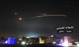Image distribuée par un média affilié au gouvernement syrien montrant, selon cette source, l'interception par la défense anti-aérienne syrienne de missiles israéliens au-dessus de Damas, dans la nuit du 10 mai 2018