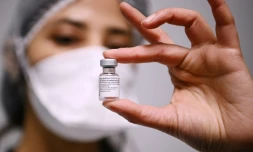 Une soignante manipule une fiole du vaccin Pfizer/BioNTech, le 6 janvier 2021 Ă Aulnay-sous-Bois (France)