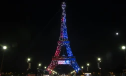 La tour Eiffel arborant les couleurs du PSG pour saluer l'arrivée de Neymar le 5 août 2017
