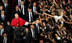 Le pape Léon XIV salue la foule alors qu'il quitte les lieux à l'issue d'une veillée de prière avec des jeunes au Stade de France, à Saint-Denis, en banlieue parisienne, le 25 septembre 2026, dans le cadre de sa visite de quatre jours en France
