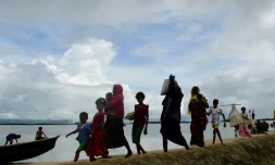 Des réfugiés Rohingyas arrivent de Birmanie après avoir traversé la rivière Naf de la ville de Teknaf au Bangladesh le 12 septembre 2017