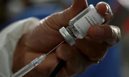 Une infirmière prépare un vaccin AstraZeneca, dans un centre de soins à Tegucigalpa (Honduras), le 15 mars 2021