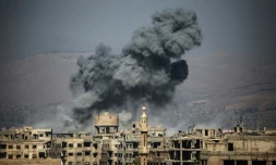 Un bombardement aérien sur la ville rebelle d'Aïn Tarma, dans la Ghouta orientale, en Syrie, 7 juillet 2017