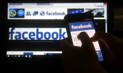 Les donnĂ©es personnelles de "jusqu'Ă  2,7 millions" d'utilisateurs europĂ©ens de Facebook ont pu ĂȘtre transmises de "maniĂšre inappropriĂ©e" Ă  la firme britannique Cambridge Analytica