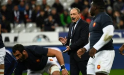 Le sélectionneur du XV de France, Jacques Brunel (d), avant le test-match contre l'Afrique du Sud, au Stade de France, le 10 novembre 2018