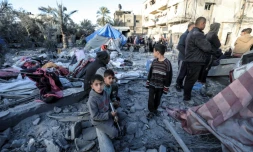 Des enfants prÚs des décombres d'une mosquée détruite par des frappes israéliennes à Deir al-Balah, dans le centre de Gaza, le 2 mars 2024