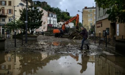 Un habitant marche dans une rue inondée suite à de fortes pluies à Annonay, en Ardèche, le 17 octobre 2024
