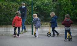 Dans la cour de récréation d'une école à Bruz (Ile-et-Vilaine), le 12 mai 2020