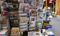 Des quotidiens dans un kiosque le 9 septembre 2005 à Paris