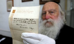 Un juif ultraorthodoxe à Jérusalem tient dans sa main une note écrite par Albert Einstein, le 19 octobre 2017