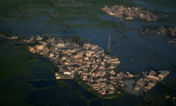 Photographie aérienne d'une zone inondée près de Sukkur dans la province du Sind au Pakistan, le 9 septembre 2022