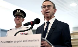 Le ministre de l'Intérieur Bruno Retailleau lors d'une visite au commissariat du 20e arrondissement de Paris le 24 juillet 2025