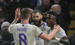 La joie de l'attaquant français du Real Madrid Karim Benzema, félicité par l'Allemand Toni Kroos et le Brésilien Vinicius Junior, après son 2e but marqué face à Chelsea,   lors du quart de finale aller de la Ligue des Champions, le 6 avril 2022 au Stade de Stamford Bridg