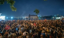 Des Turcs célèbrent dans le quartier de Kadiköy à Istanbul la victoire de l'opposition aux élections municipales, le 23 juin 2019