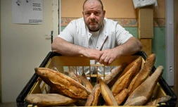 Le boulanger Stéphane Ravacley qui a obtenu la régularisation de son apprenti guinéen au prix d'une grève de la faim pose devant ses pains, le 6 janvier 2021 à Besançon (Doubs)