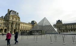 Le musée du Louvre à Paris et sa pyramide, le 14 novembre 2015