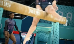 La gymnaste américaine Simone Biles participe à une séance d'entraßnement à l'Arena de Bercy à Paris, le 25 juillet 2024