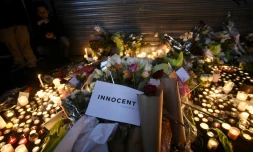 Gerbes et bougies d'hommages déposées devant la "Belle Equipe", au lendemain des attentats du 13 novembre 2015 à Paris