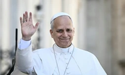 Le pape Léon XIV salue les fidèles à son arrivée en papamobile sur la place Saint-Pierre au Vatican, avant de présider son audience générale hebdomadaire, le 29 avril 2026