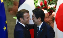 Le président français  Emmanuel Macron (L) accueilli par le Premier ministre japonais Shinzo Abe avant une rencontre à Tokyo le 26 juin 2019