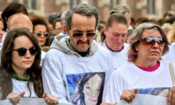 La mÚre, le pÚre et la soeur d'Angélique lors de la marche blanche, le 1er mai 2018 à Wambrechies