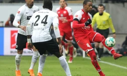 Le jeune défenseur français de Mayence Abdou Diallo dégage le ballon lors d'un déplacement chez l'Eintracht Francfort, le 17 mars 2018