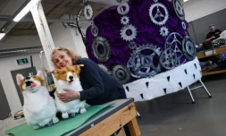 Jane Hytch, directrice générale d'Imagineer, montre des marionnettes grandeur nature de chiens corgis à côté d'un modèle géant de couronne dans l'atelier de l'entreprise à Coventry, le 20 mai 2022 en Angleterre