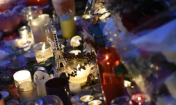 Des bougies en hommage aux victimes des attentats devant le Bataclan, le 15 novembre 2015