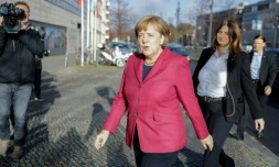 Angela Merkel arrive à des pourparlers sur la formation d'un gouvernement de coalition le 17 novembre 2017 à Berlin