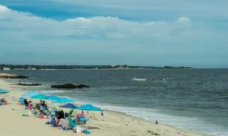 La plage de Guthrie Beach à New London dans le Connecticut (Etats-Unis) avant l'arrivée de Henri, le 21 août 2021