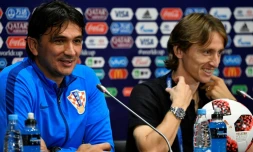 Le sélectionneur croate Zlatko Dalic (g) et le milieu de terrain Luka Modric en conférence de presse le 14 juillet 2018 à Moscou