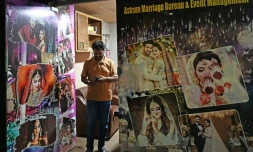 Un marieur professionnel dans son bureau, à Rawalpindi, au Pakistan, le 4 septembre 2024