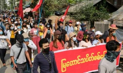 Photo prise et diffusée le 9 avril 2021 par une source anonyme via Facebook d'une manifestation à Mandalay contre le coup d'Etat militaire en Birmanie