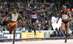  L'Américaine Tori Bowie (c) sacrée championne du monde du 100 à Londres, le 6 août 2017