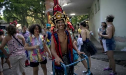 Des participants à la "Loucura Suburbana" (Folie Suburbaine) dansent dans la rue, le 20 février 2020 à Rio de Janeiro
