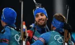 Le biathlÚte français Martin Fourcade félicité par ses compatriotes aprÚs sa victoire dans la mass start, aux JO de Pyeongchang le 18 février 2018